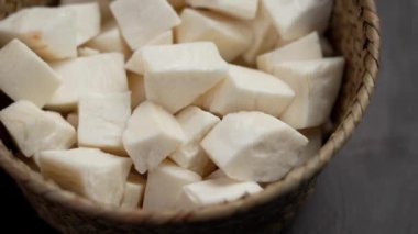 Çiğ manyok kökü. Taze Yucca yumrusu. Organik sağlıklı malzemeler. Kırsal görüş. Döndürme