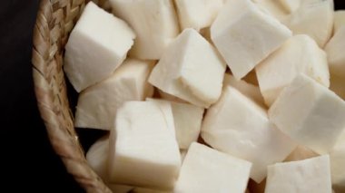 Yuca Cassava kökü, köy kasesinde çiğ dilimler. Döndürme