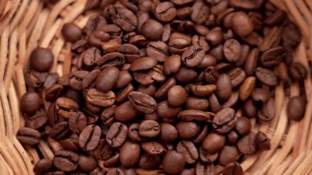 Geroosterde Arabica Koffiebonen Rieten Rotan Kom Aroma Overvloed Bovenaanzicht Rotatie — Stockvideo