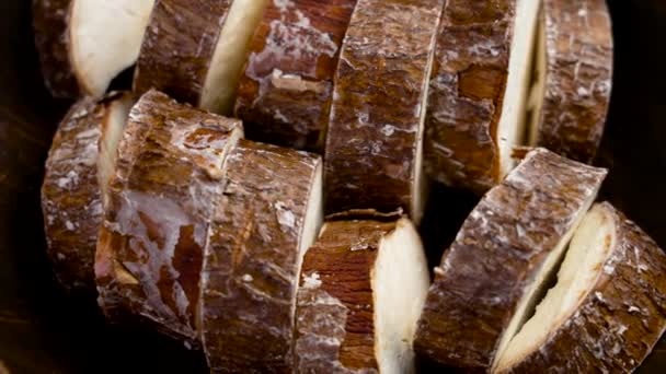 Φρέσκες Φέτες Ρίζας Cassava Υφή Καφέ Φλοιού Ακατέργαστο Συστατικό Yucca — Αρχείο Βίντεο