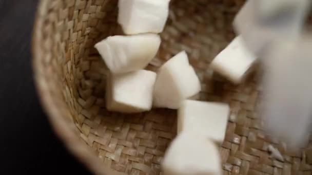 그릇에 떨어지는 유기농 익지않는 Cassava Tuber 신선한 Starchy Manioc 슬로우 — 비디오