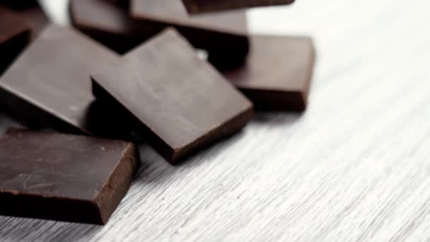 Taze Organik Siyah Bir Çikolata Parçasına Yakın Çekim Yapar Tatlı — Stok video