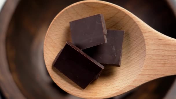 Tahta Bir Kaşıkta Taze Organik Siyah Çikolata Parçaları Tatlı Hoşgörü — Stok video