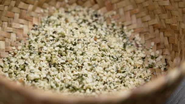 在生态的乡村碗里剥皮大麻籽 健康的有机大麻药草成分 — 图库视频影像