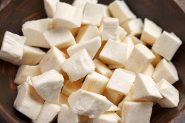 Ahşap kasede soyulmuş taze Cassava kökleri. Çiğ Yucca malzemesi. Nişasta Manioc dilimleri. 