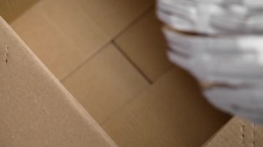 Karton Doldurmayı Paket Postaları için Geri Dönüşümlü Kağıt 'tan kes. Döndürme. Yavaş çekim