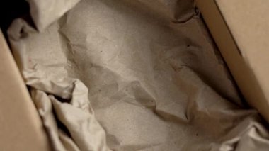 Karton kutu ve buruşuk kahverengi kağıt dolgu malzemesi paketlenmeye hazır. Boş konteynır teslimatı. Döndürme