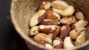 Brezilya fındığı besin selenyumunun doğal kaynağıdır. Organik sağlıklı yiyecekler