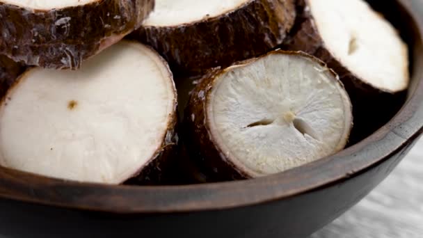 Raw Yucca Cassava Φέτες Ρίζας Ξύλινο Μπολ Ένα Ρουστίκ Τραπέζι — Αρχείο Βίντεο