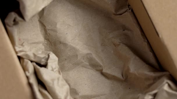 Pudełko Kartonowe Pogniecionym Brązowym Wypełniaczem Papierowym Gotowe Pakowania Bliska Pusty — Wideo stockowe