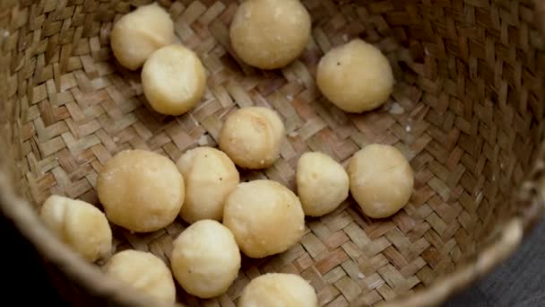 Nueces Ecológicas Macadamia Tazón Mimbre Rústico Delicioso Primer Plano Bocadillo — Vídeos de Stock
