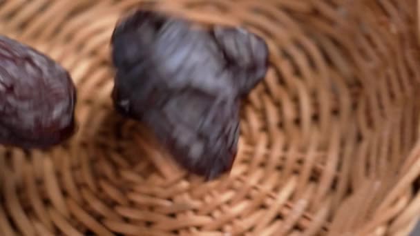 Getrocknete Medjool Datteln Fallen Eine Hölzerne Rattanschale Nahaufnahme Arabischer Nachtisch — Stockvideo