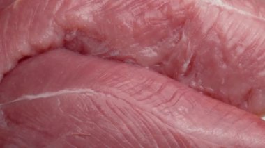 Açık bir vakumlu plastik pakette çiğ hindi göğsü eti. Döndürme