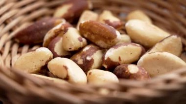 Kahverengi ahşap kasede Brezilya fındığı. Besleyici organik yiyecekler. Döndürme