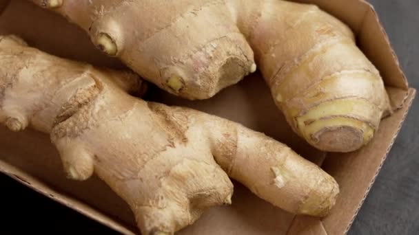 Fresh Ginger Root Culinary Natural Medicinal Ingredient Paper Box Close — Stockvideo
