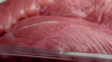 Şeffaf plastik ambalajlı çiğ hindi eti dokusu. Döndürme