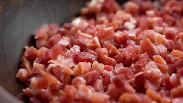 Traditionele Spaanse Jamonblokjes Houten Kom Van Dichtbij Vlees Koken Ingrediënt — Stockvideo