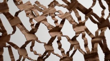 Esneme ambalajı delinmiş koruyucu ambalaj kağıdı kapanıyor