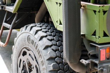 Oviedo, İspanya - 25 Mayıs 2024: Askeri nakliye aracının üzerinde görünür bir Continental lastik markası bulunan geniş bir off-road lastiği.