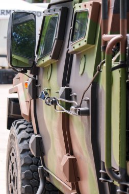 Oviedo, İspanya - 25 Mayıs 2024: Barış yapma fikirlerini sembolize eden askeri bir kamuflaj aracının asma kilitli kapıları