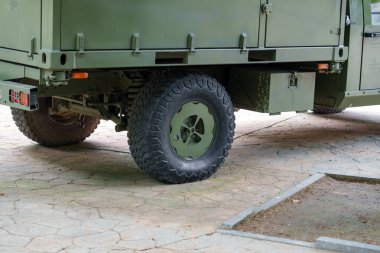 Oviedo, İspanya - 25 Mayıs 2024 Askeri bir üssün asfaltlı yüzeyine park etmiş bir askeri aracın arka lastiği