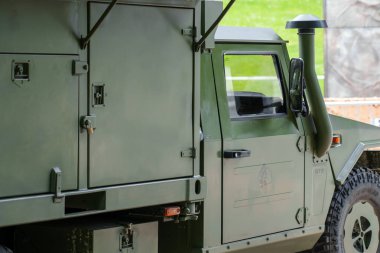 Oviedo, İspanya - 25 Mayıs 2024: Askeri aracın yan profili, sağlam yapısını, işlevsel ayrıntılarını ve belirgin yeşil boyasını gözler önüne seriyor