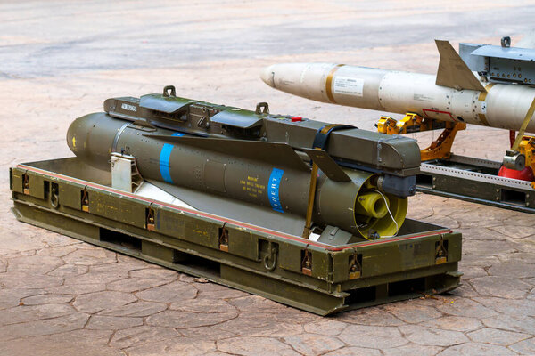 Овьедо, Испания - 25 мая 2024 года: Ракета, находящаяся в транспортном ящике, готова к загрузке вблизи военной базы