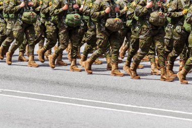 Oviedo, İspanya - 25 Mayıs 2024: Bir paraşüt mangası tam teçhizatlı paraşütle yolda ilerliyor