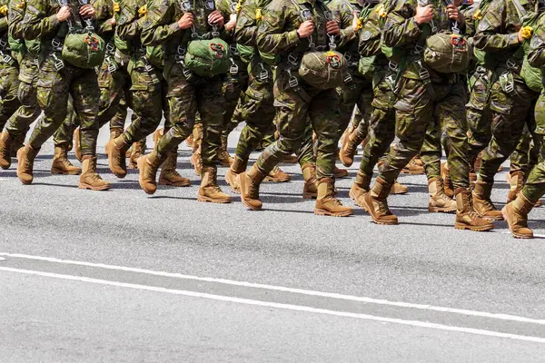 Oviedo, İspanya - 25 Mayıs 2024: Bir paraşüt mangası tam teçhizatlı paraşütle yolda ilerliyor