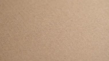 Fiber kahverengi ambalaj kutusu karton yüzeyi, kıvrımlı dokusu yakın. Döndürme