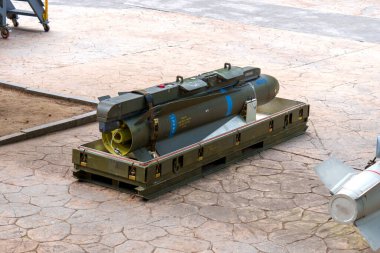 Oviedo, İspanya - 25 Mayıs 2024: Ulaşım üssünde etkisiz eğitim amaçlı askeri füze yüklemeye hazır