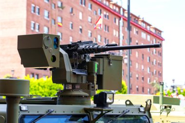 Oviedo, İspanya - 25 Mayıs 2024: İspanyol ordusunun zırhlı aracının üzerinde ağır bir makineli tüfek