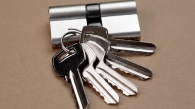 Kilit mekanizmasını tamir etmek ve yenilemek için yeni anahtarlar ve kapı kilidi takıldı. Döndürme