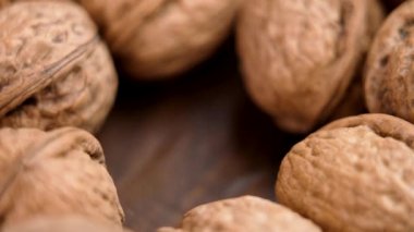 Tüm organik cevizi yakın plan çekimde düşürüyorum. Sert ceviz kabuğuyla tek çekirdekli taş meyvesi