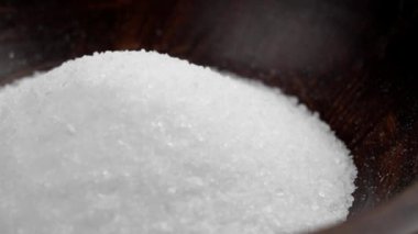 Rahatlatıcı bir banyo ve ahşap bir kasede magnezyumlu spa için kaba tuz epsom. Sağlık ve vücut bakımı malzemeleri. Döndürme