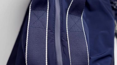 İçinde ev şeklinde bir tılsım olan bir sürü anahtarla birlikte mavi turist çantası. Otel konseptine varış