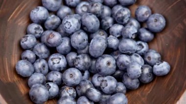 Çevre dostu ahşap bir kasede taze, sulu organik yabanmersini. Üst Manzara. Döndürme