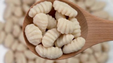 Geleneksel İtalyan çiğ patatesi, tahta kaşıkta Gnocchi. Taze pişmemiş makarna.