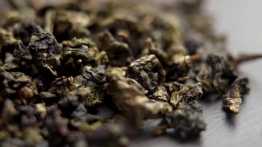Geleneksel yarı oksitlenmiş Çin Oolong çayı. Makro atış. Döndürme