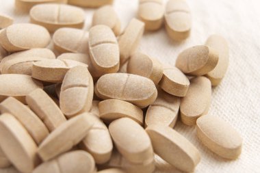 Gelişmiş zindelik ve refah için doğal takviyeler. Bej bir beze alternatif ilaç hapları. Makro çekim. 