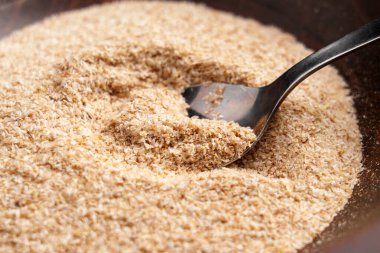 Metalik kaşık içinde ilkel Psyllium kabukları. Kapatın. Organik bitki yumurtası tohumları