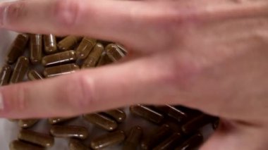 Bağımlı bir hasta eline bir yığın ilaç alır ve elini kapatır. Aşırı doz ilaç konsepti