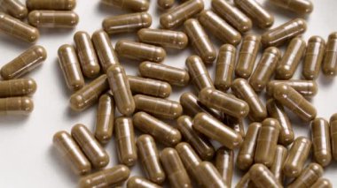 Seramik tabakta vitamin takviyesi hapları. Bitki özlü kahverengi terapi hapları. Döndürme. Üst görünüm