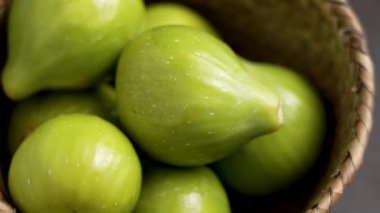 Sulu incirleri hasır bir çevre dostu kasede yeni topladım. Meyve hasadı konsepti. Döndürme