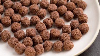 Mısır gevreği kahverengi çikolata topları ya da mısır gevrekleri mutfak seramik tabağında. Döndürme. Üst görünüm