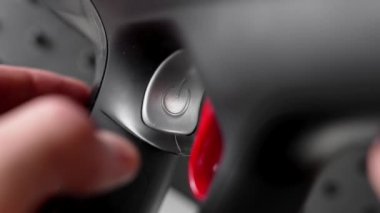 Ev odasındaki tozları temizlemek için modern bir elektrik süpürgesinin gümüş butonuna basıyorum. Ev kavramı