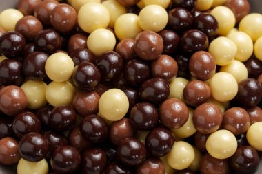 Farklı çeşitlerde parlak çikolata topları yakın çekim için.