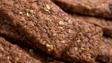 Lezzetli granola barlar, bol çikolatalı ve fındık ezmeli, aperatifler için mükemmel. Makro atış. Döndürme