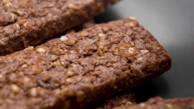 Elin sağlıklı organik içerikli besleyici çikolata enerji çubukları alıyor. Hızlı bir atıştırmalık için mükemmel. Makro