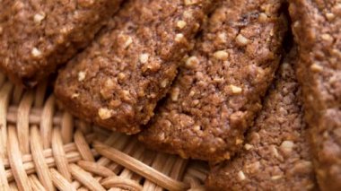 Fındıklı çikolatalardan oluşan lezzetli bir sıra zengin dokuya ve sağlıklı iyiliğe sahip hasır bir rattan kasenin içinde yatıyor. Döndürme